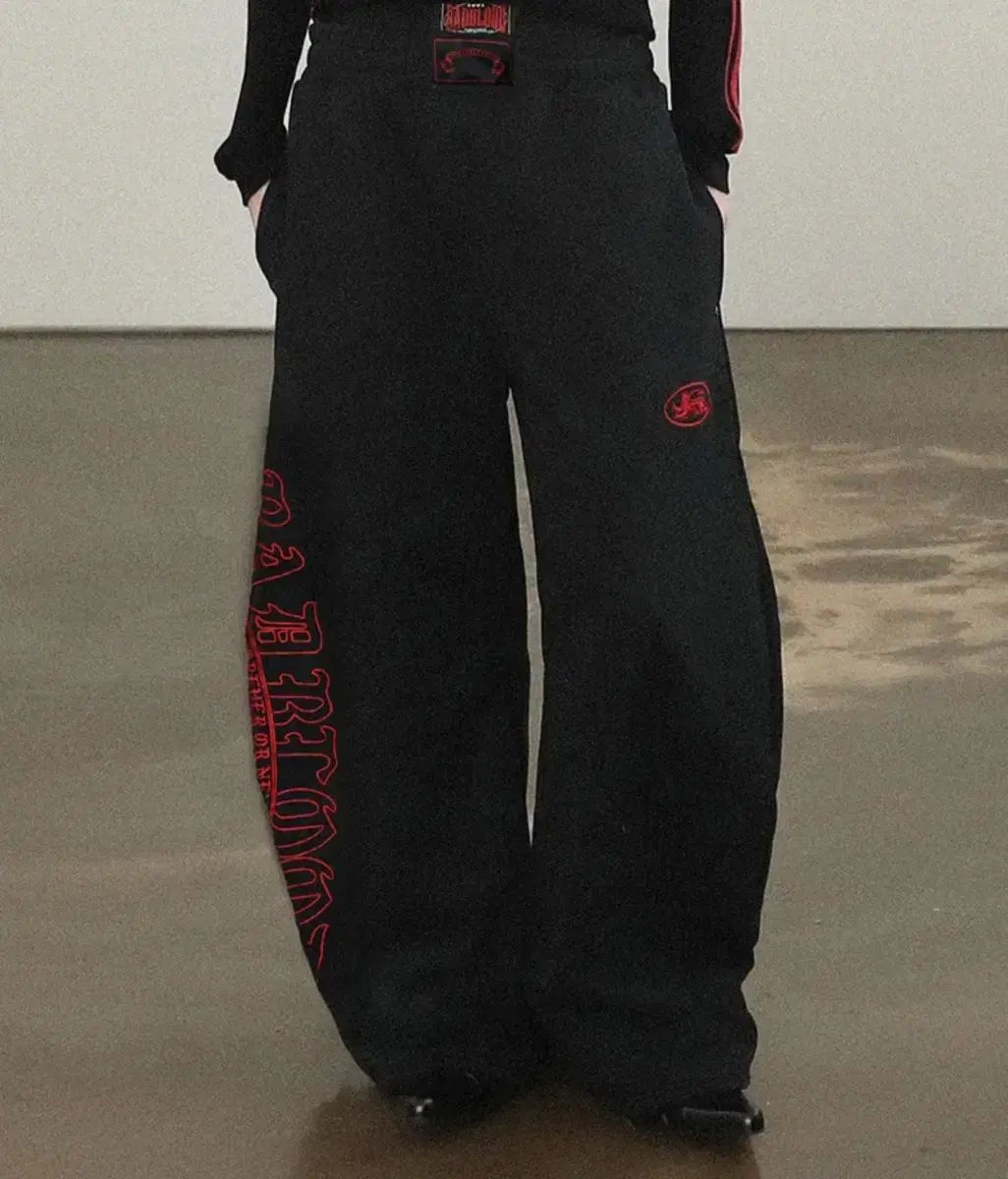 BADBLOOD バッドブラッド ミスティック カプセル 2way カーブ ジョガー トラウザー ブラック レッド