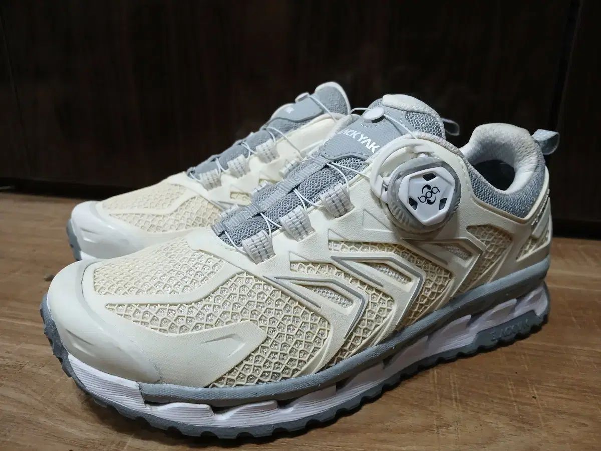 ブラックヤク アイボリー 登山靴 ダイアル 240mm