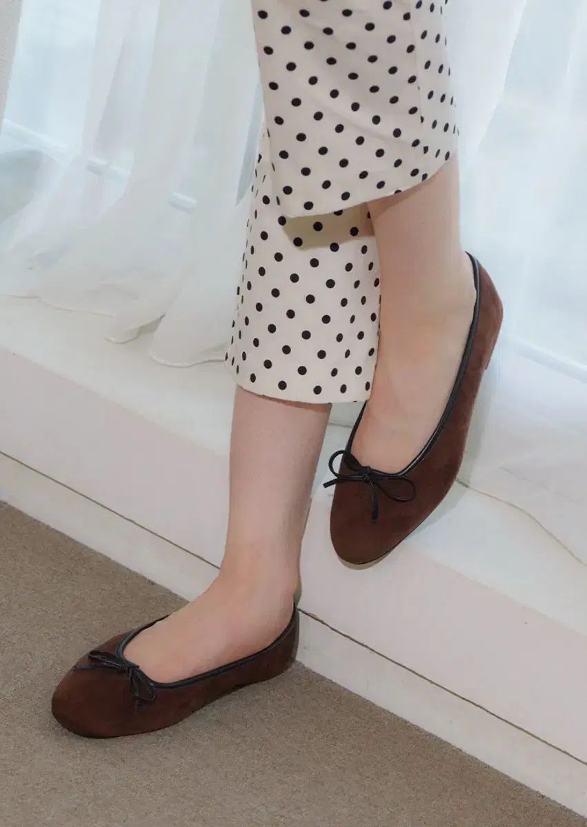 ダークトロイメ エロン リー リボン シャーリング バックル メ リゼ イン フラット スニーカー 235