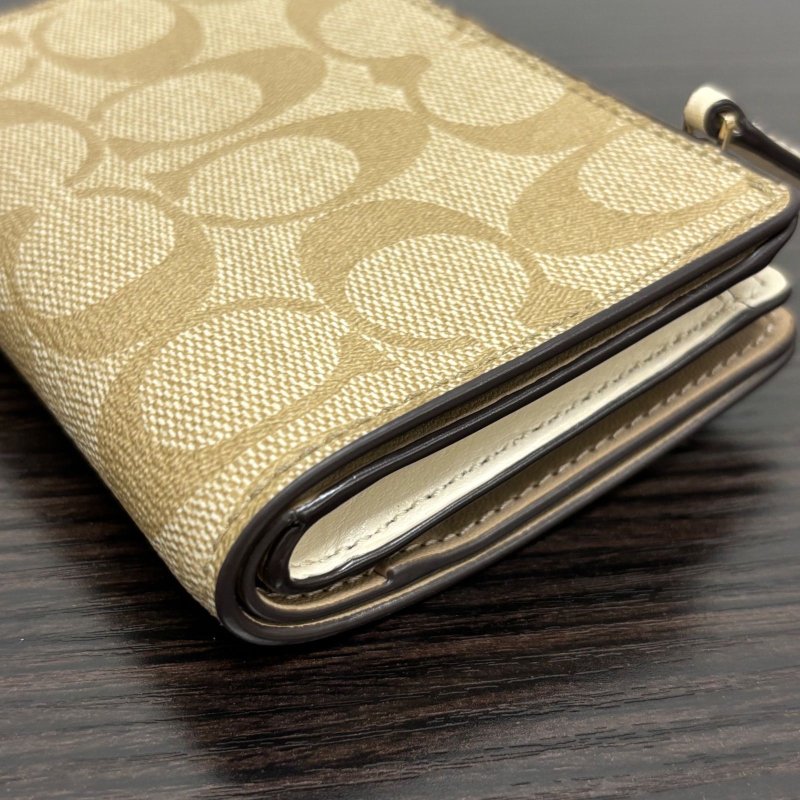 シグネチャー ミディアムコーナージップウォレット