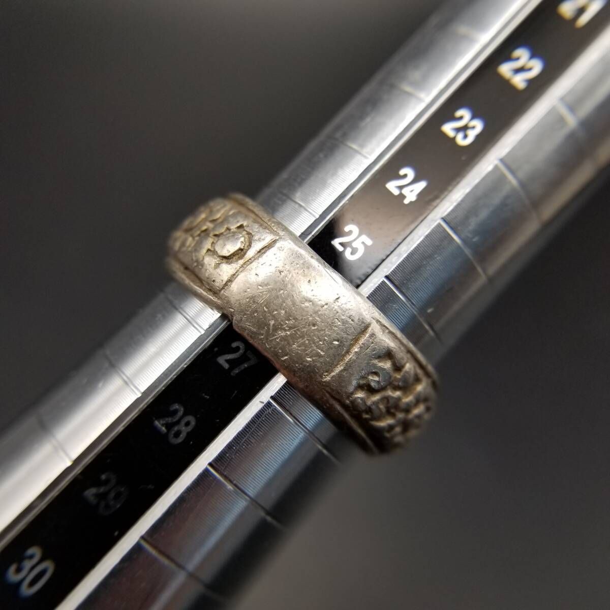 1979年 英国 ヴィンテージ お花柄 ベルトデザイン 925 シルバー バンド リング 銀 指輪 中太 London ホールマーク 大きめサイズ Y24-L 1979年 英国 ヴィンテージ お花柄 ベルトデザイン 925 シルバー バンド