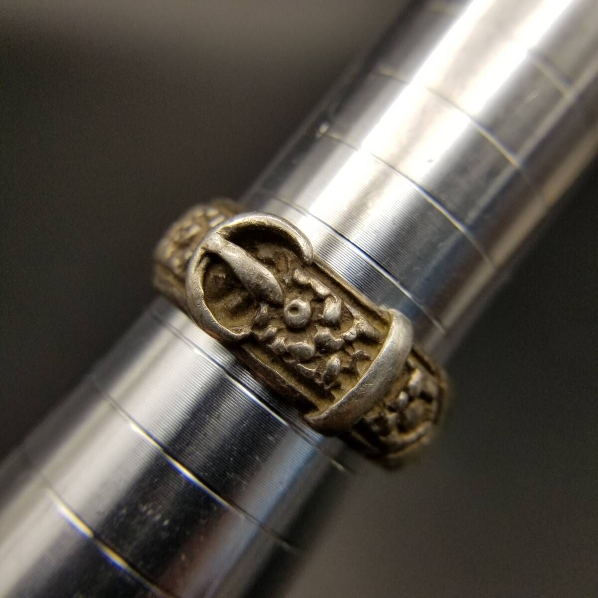 1979年 英国 ヴィンテージ お花柄 ベルトデザイン 925 シルバー バンド リング 銀 指輪 中太 London ホールマーク 大きめサイズ Y24-L