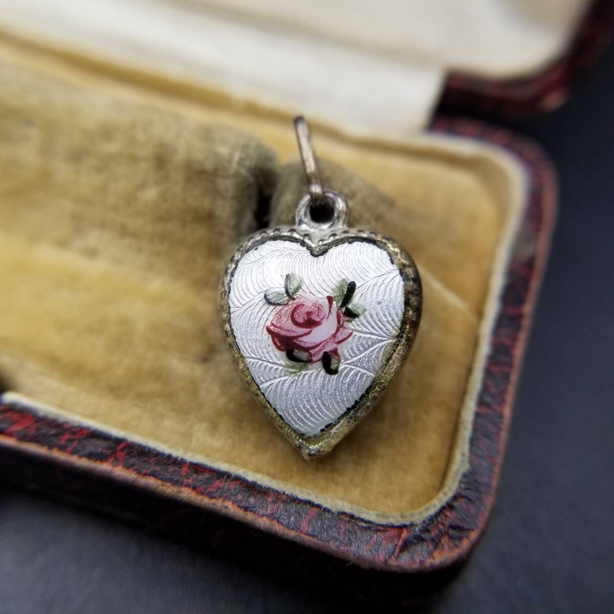 WWII期 ヴィンテージ スウィートハートジュエリー 薔薇のペイント