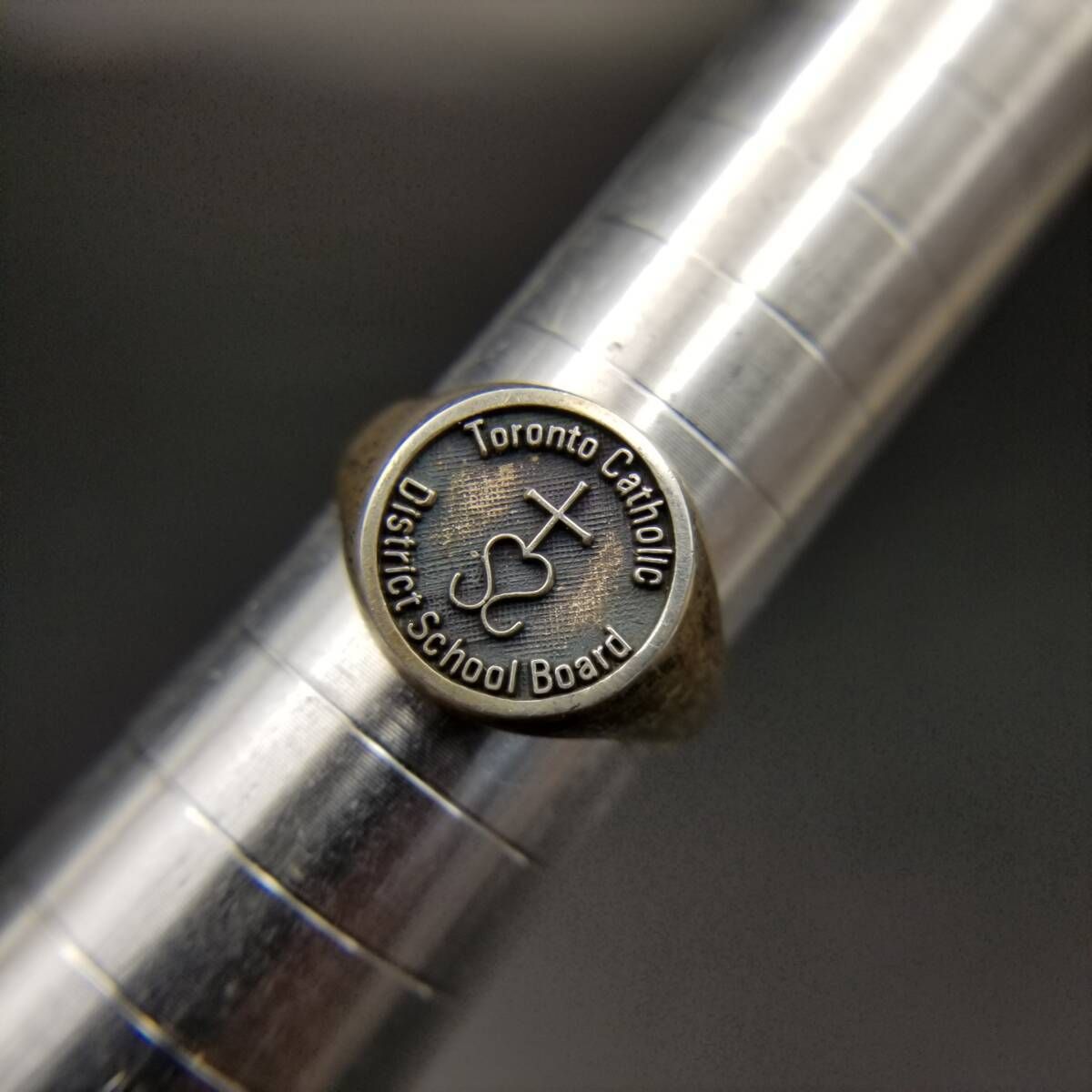  カナダ ヴィンテージ クラスリング Toronto Catholic District School Board 925 シルバー 銀 指輪 ラウンドトップ スタイリッシュ Y 24 I リング 指輪 アクセサリー