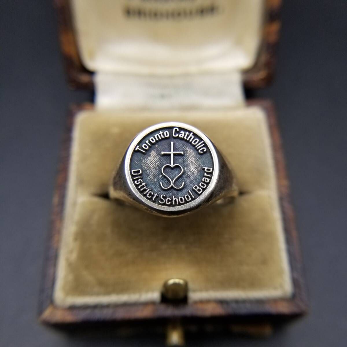 カナダ ヴィンテージ クラスリング Toronto Catholic District School Board 925 シルバー 銀 指輪 ラウンドトップ スタイリッシュ Y 24 I