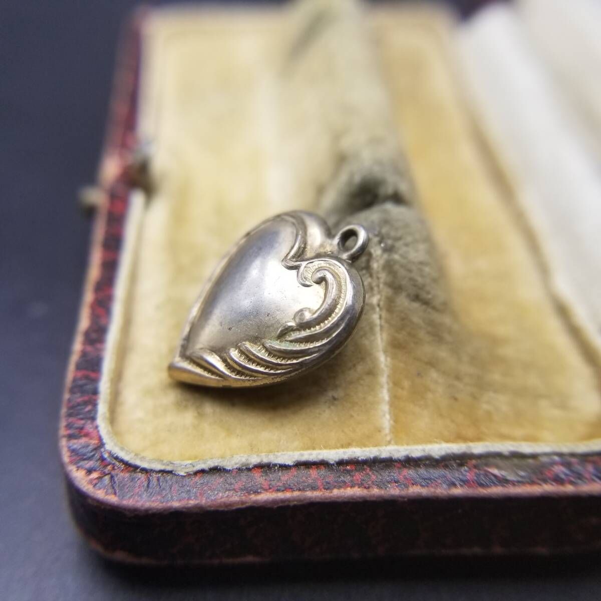 WWII期 ヴィンテージ スウィートハートジュエリー 金張り チャーム ペンダントヘッド アールヌーヴォー 彫金 Daddy Y 25 D