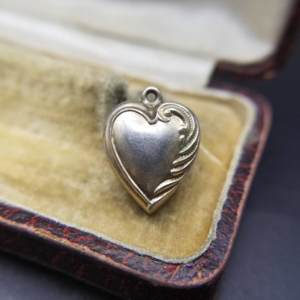 WWII期 ヴィンテージ スウィートハートジュエリー 金張り チャーム ペンダントヘッド アールヌーヴォー 彫金 Daddy Y 25 D