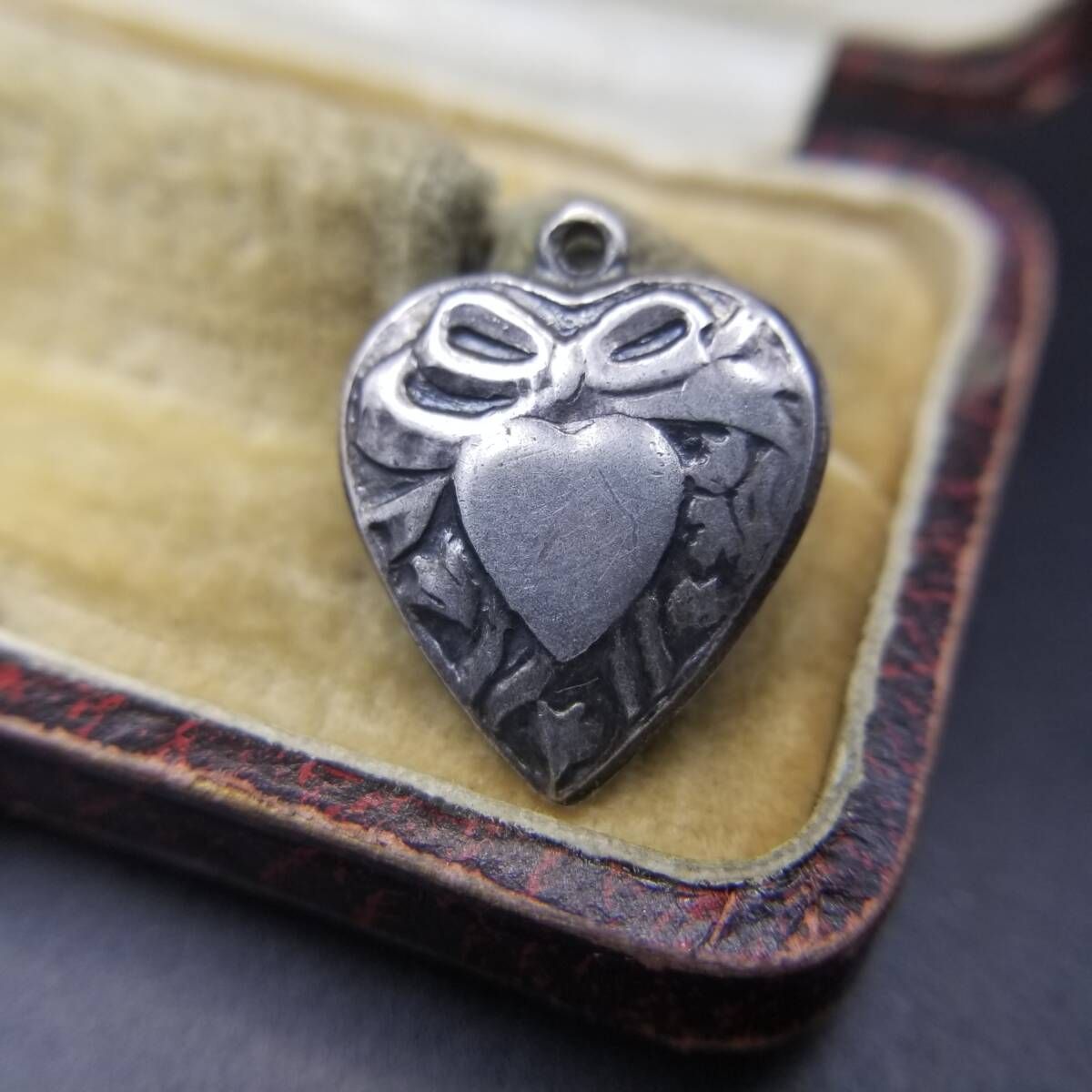 リボンをかけたハート ヴィンテージ パフィーハート チャーム