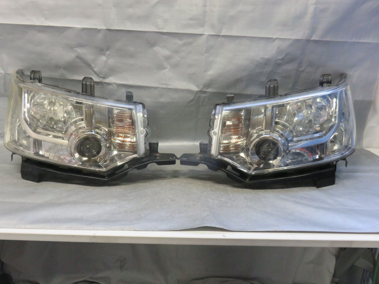 ☆STD7913/点灯OK 三菱 デリカ D:5 CV5W CV2W CV4W 純正 HID ヘッド 