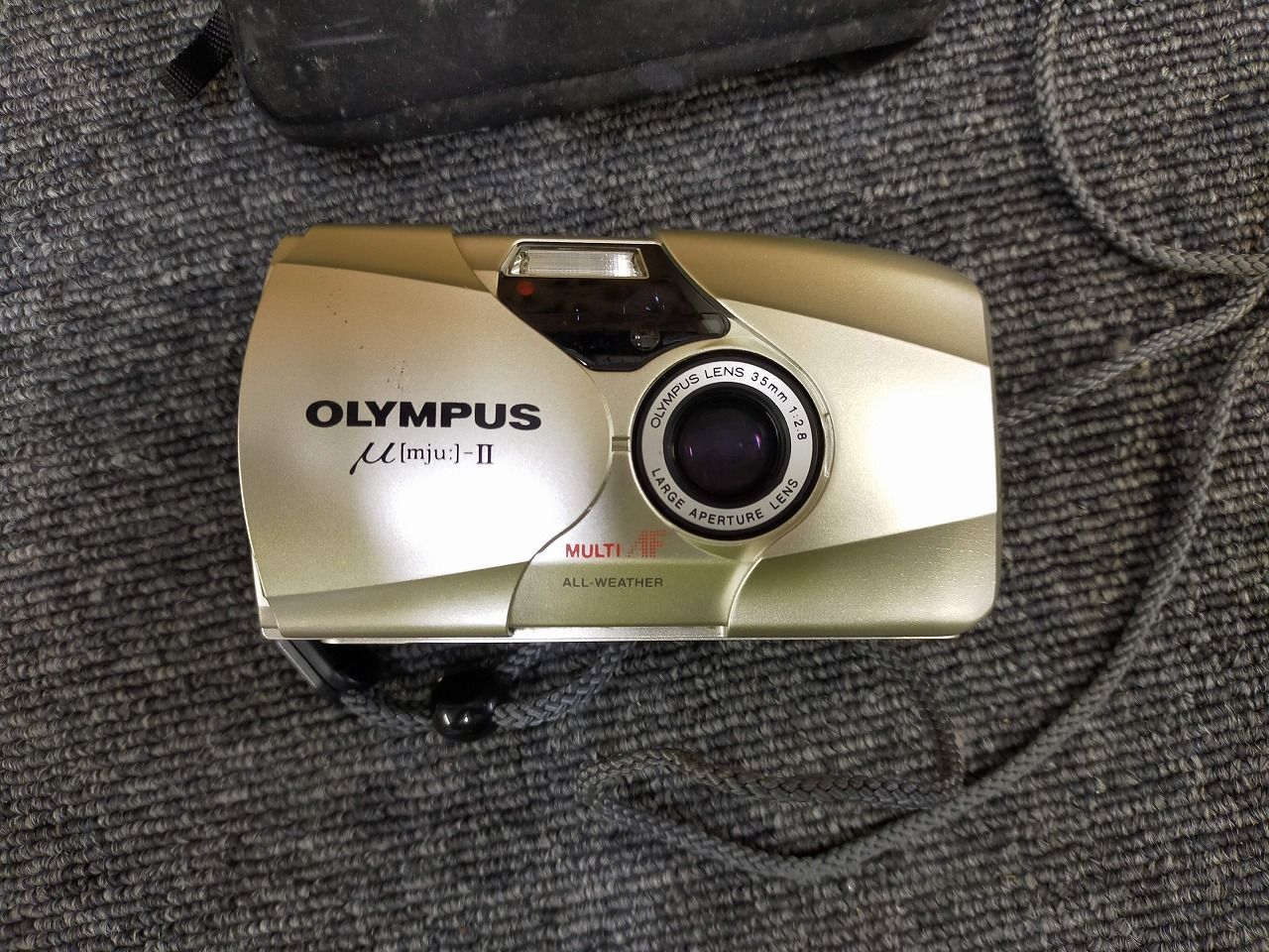 E 19 72 OLYMPUS μ mju II ゴールド 35 mm F 2 8 ケース付 扱い