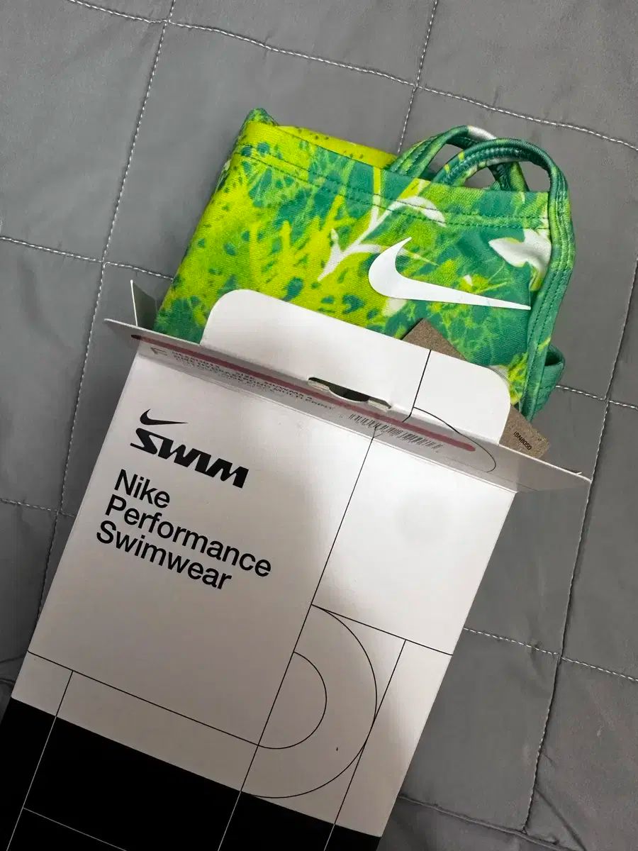 ナイキ カットアウト シンフォニー ライム グロー 30