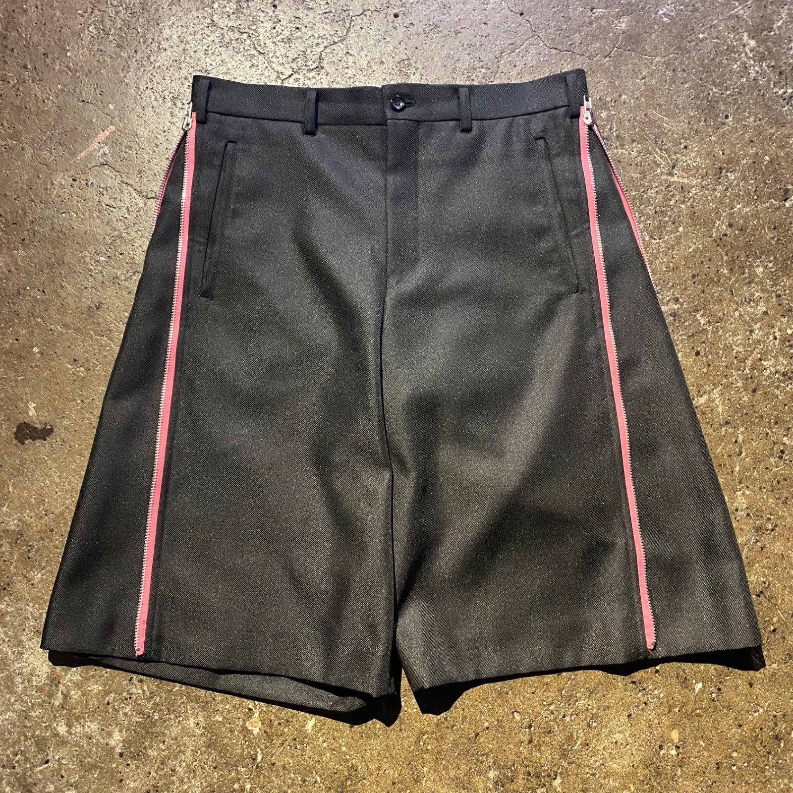COMME des GARCONS HOMME PLUS 25ss サイドピンクジップ ハーフパンツ