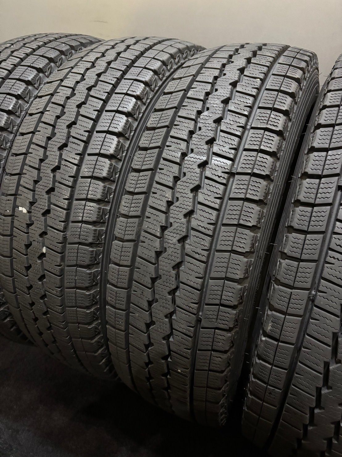 195 80 R 15 107 105 L LT DUNLOP WINTER MAXX SV 01 22年製 スタッドレス 4本 ウィンターマックス ハイエース キャラバン 南3 K 747