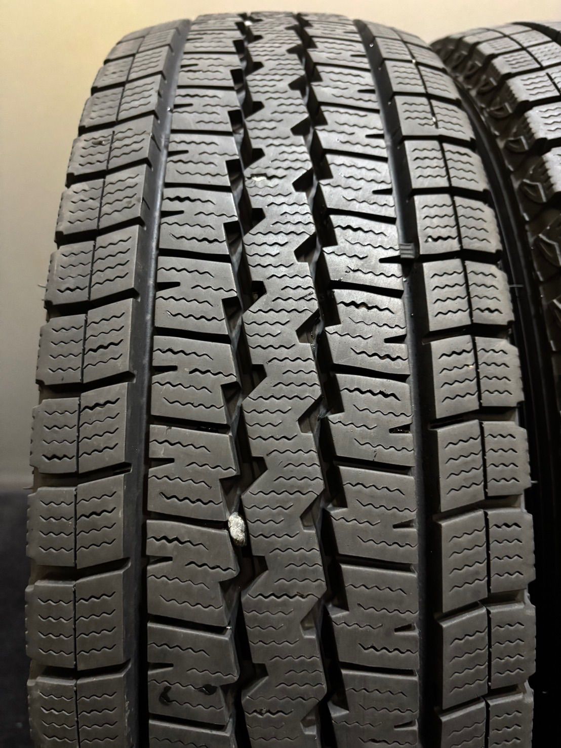  195 80 R 15 107 105 L LT DUNLOP WINTER MAXX SV 01 22年製 スタッドレス 4本 ウィンターマックス ハイエース キャラバン 南3 K 747 15インチ スタッドレス