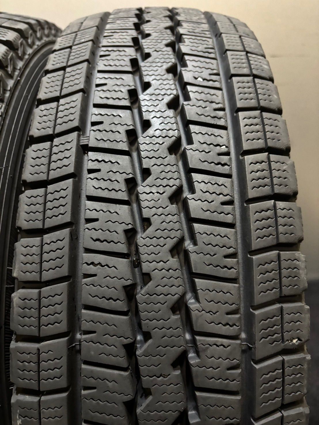 195 80 R 15 107 105 L LT DUNLOP WINTER MAXX SV 01 22年製 スタッドレス 4本 ウィンターマックス ハイエース キャラバン 南3 K 747