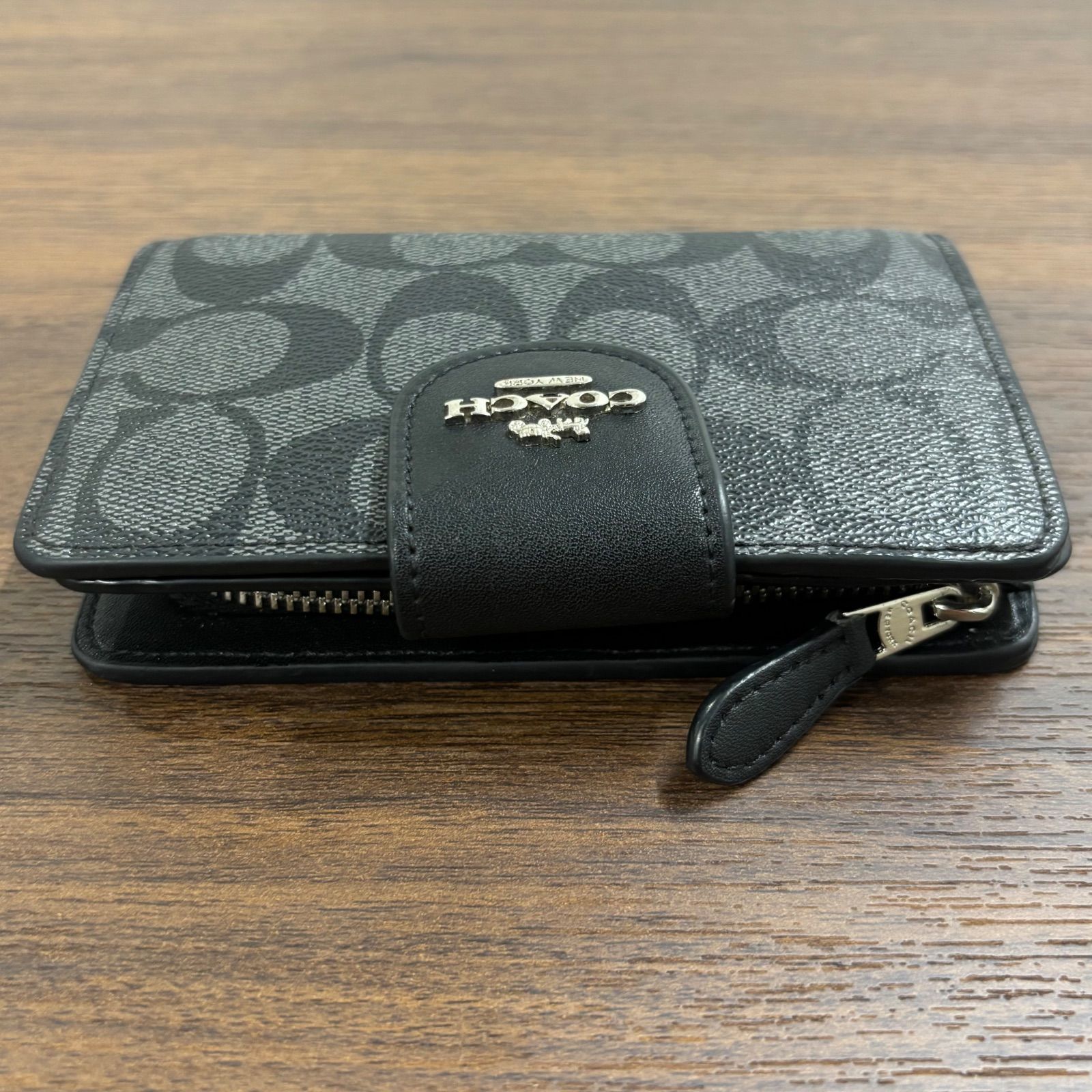 シグネチャー ミディアムコーナージップウォレット