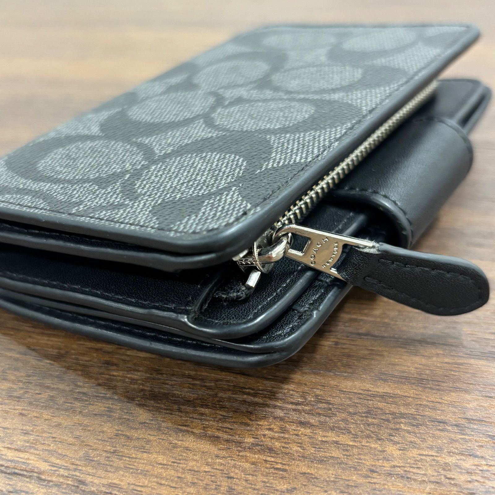 シグネチャー ミディアムコーナージップウォレット