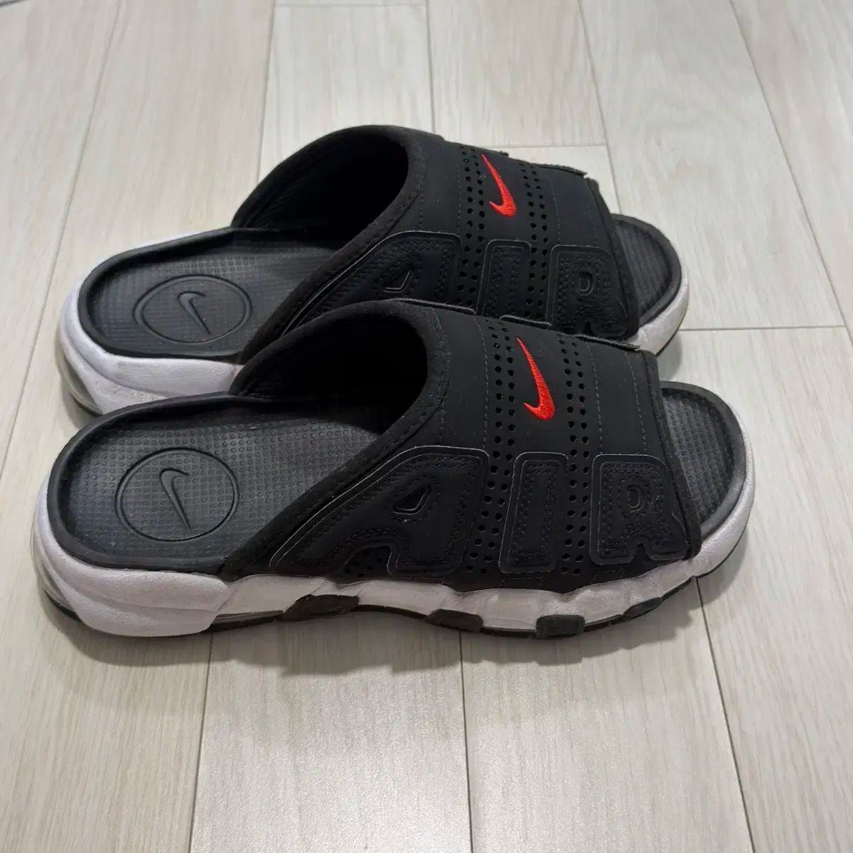 ナイキ エアモア アップテンポ スリッパ スライド 250