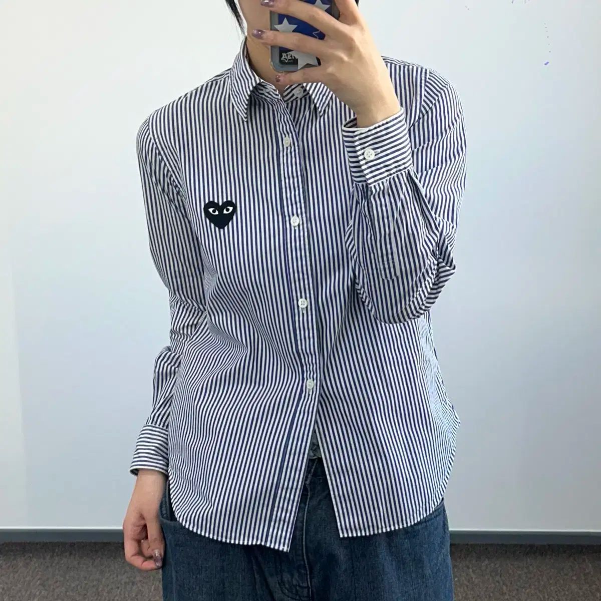 COMME des GARCONS ブラック ロゴ ブルー ストライプ シャツ