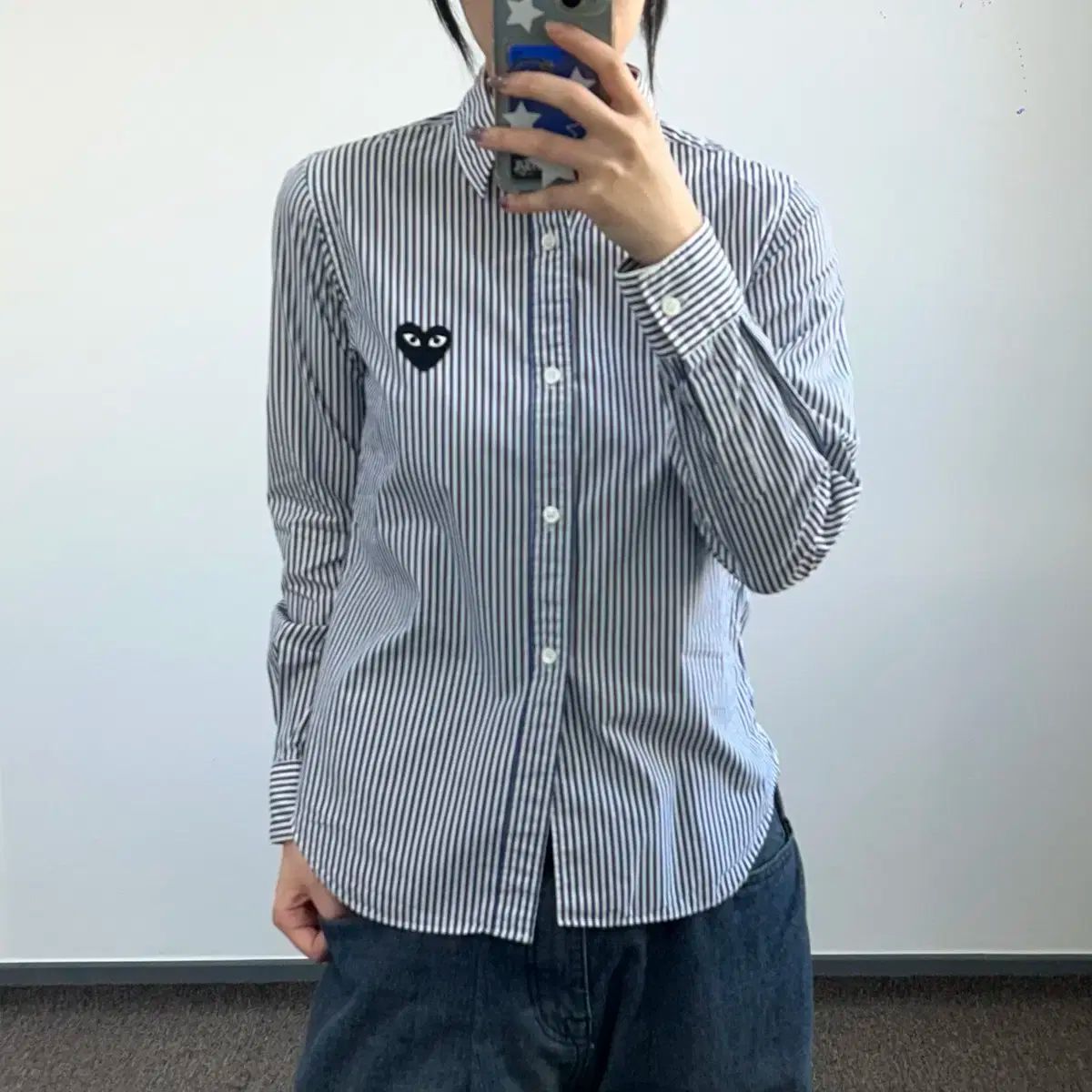 COMME des GARCONS ブラック ロゴ ブルー ストライプ シャツ