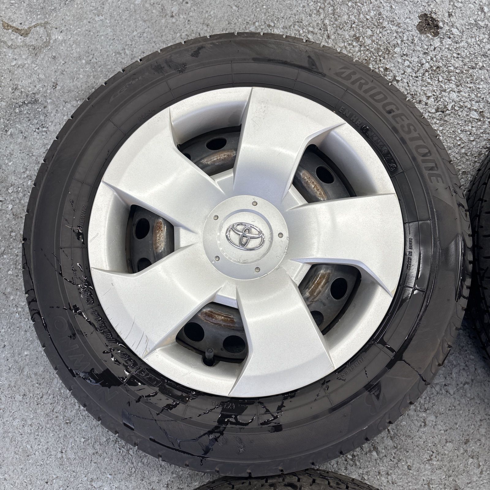 トヨタ シエンタ ホイールタイヤセット 175 70 R 14 ホイールキャップ付き