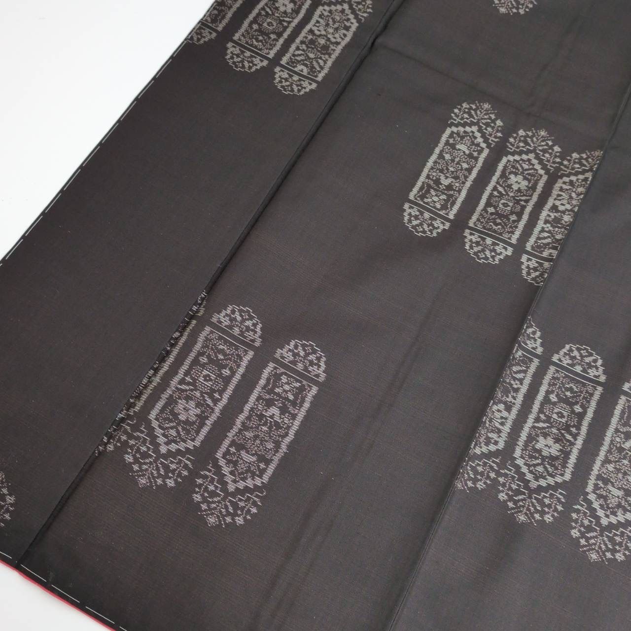 D567 本場大島紬　総刺繍　黒地　正絹　着物　袷　しつけ糸付き未使用極美品 D567 本場大島紬 総刺繍 黒地 正絹 着物 袷 しつけ糸付き未使用極美品