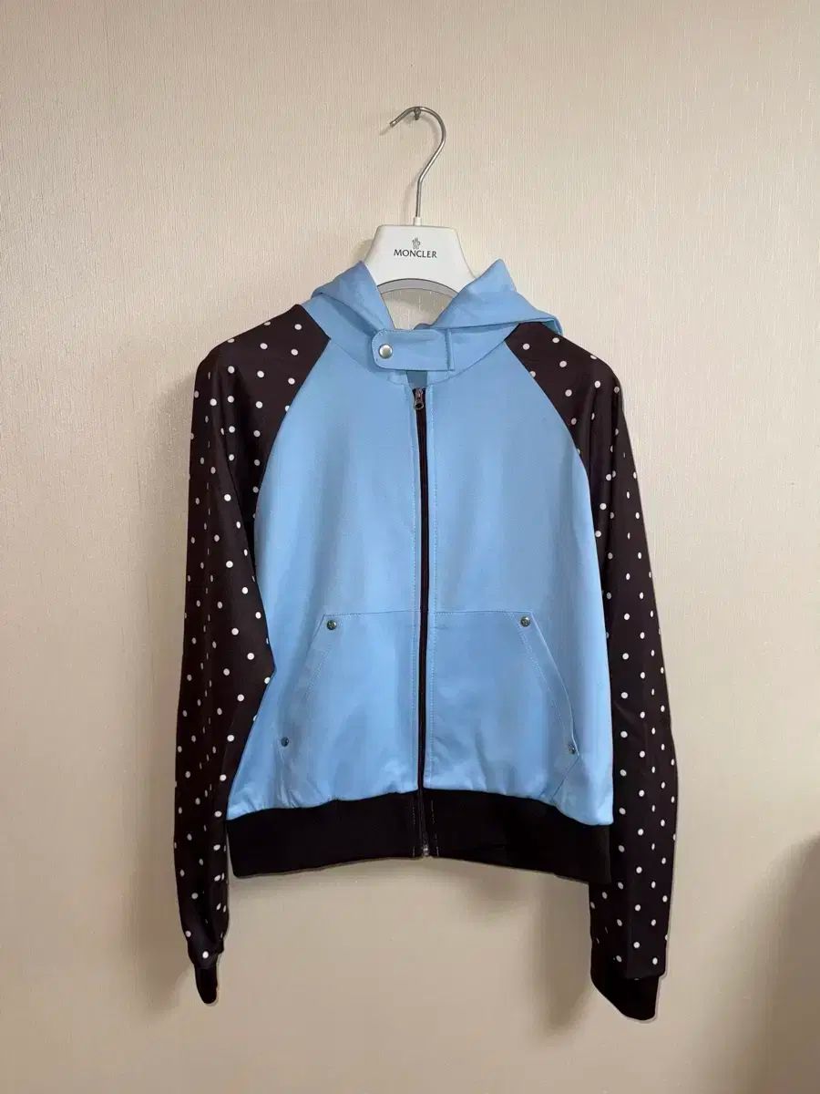 ジップアップフーディー