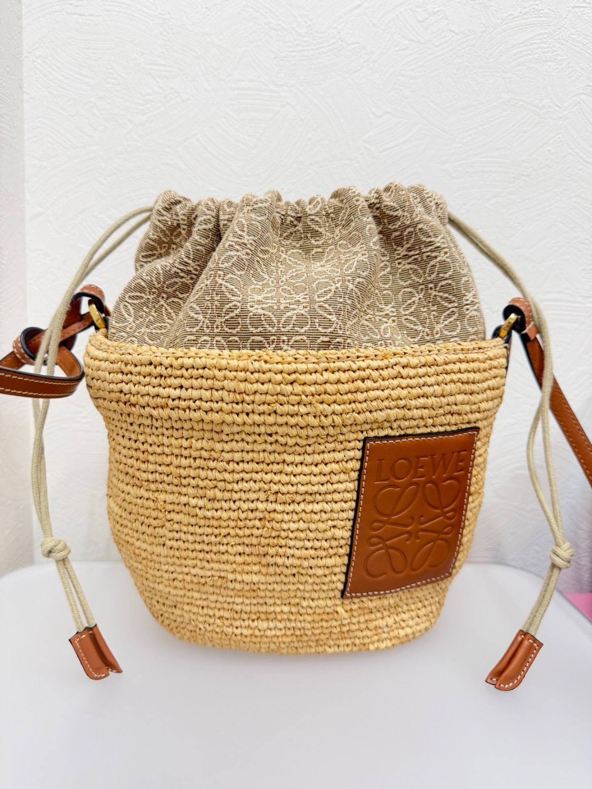 LOEWE ベージュ 巾着バッグ かごバッグ LOEWE 巾着型かごバッグ