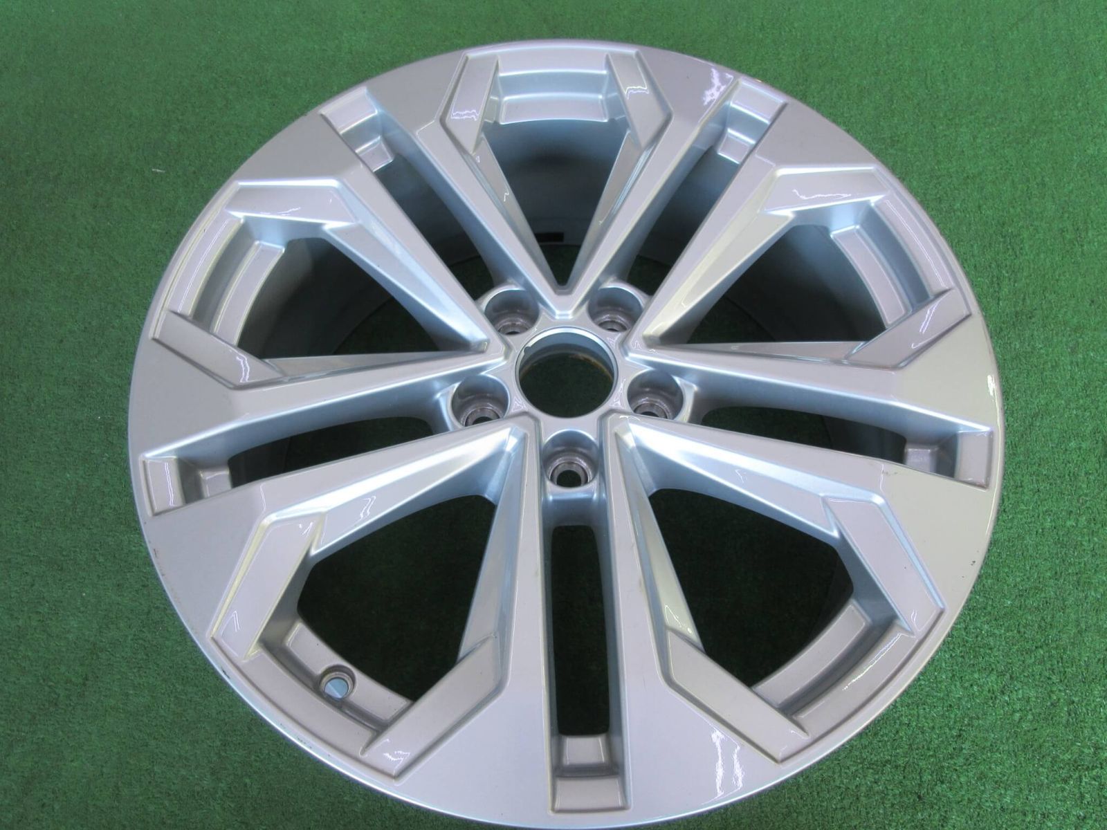 アウディ Ａ４オールロードクワトロ ホイール 7 5 J 18 H 112 29 目立った傷も無く程度良好です