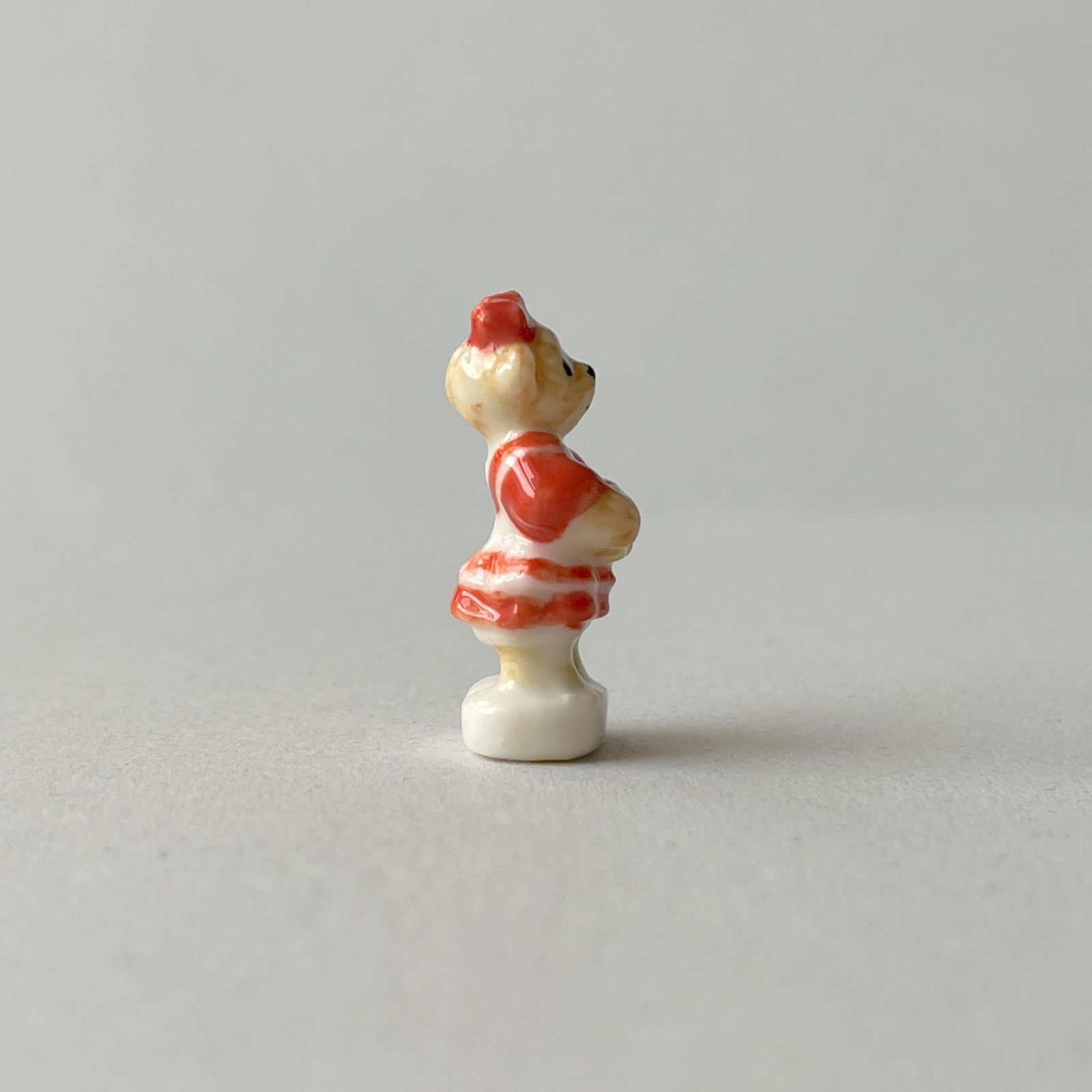 フェーヴ くま〈黄色のプレゼント〉 フランス フェーブ ミニチュア陶器