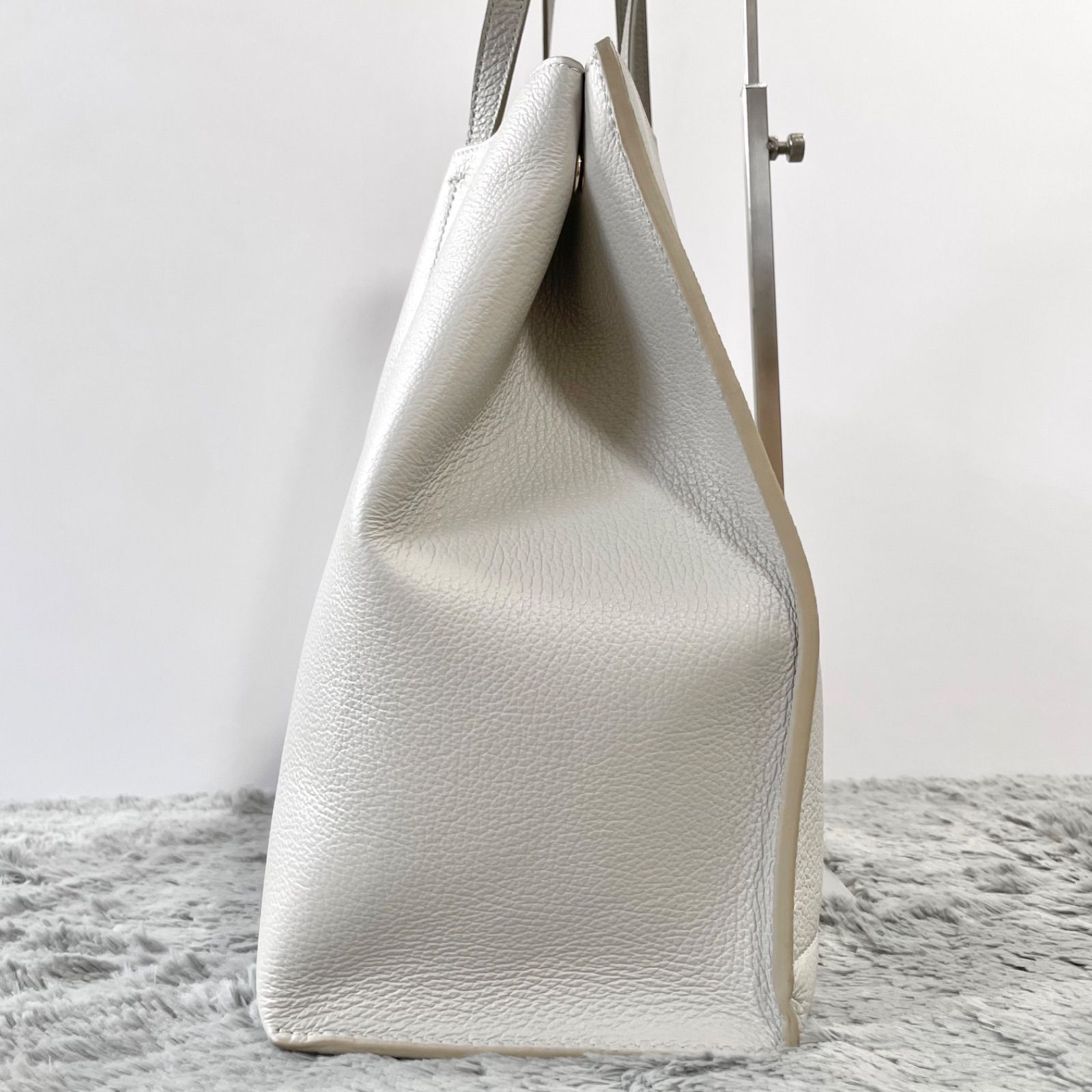 フルラ トートバッグ A4 ソフィア 肩掛け アーチロゴ レザー 黒　ブラック フルラ ソフィア トートバッグ レザー A4可 肩掛け アーチロゴ 黒