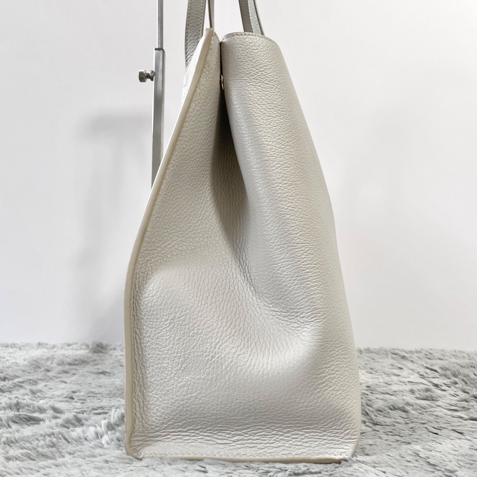 フルラ トートバッグ A4 ソフィア 肩掛け アーチロゴ レザー 黒　ブラック フルラ ソフィア トートバッグ レザー A4可 肩掛け アーチロゴ 黒