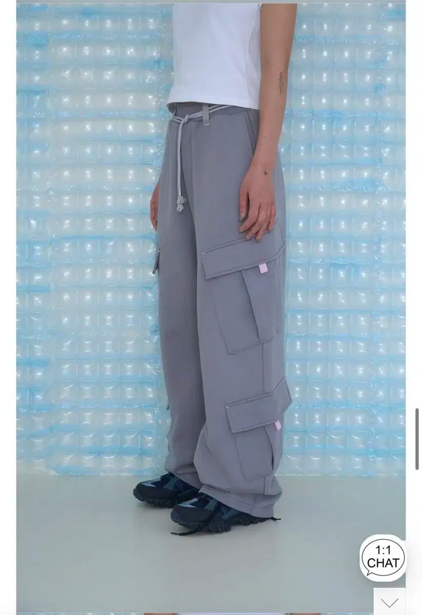 座ってSTRING CARGO SWEATPANTS GREY