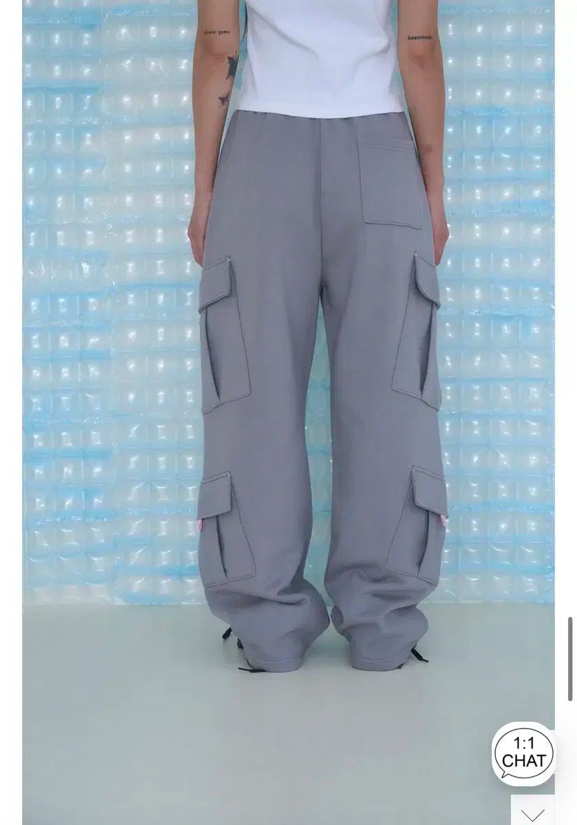  座ってSTRING CARGO SWEATPANTS GREY ジョガーパンツ スウェットパンツ パンツ