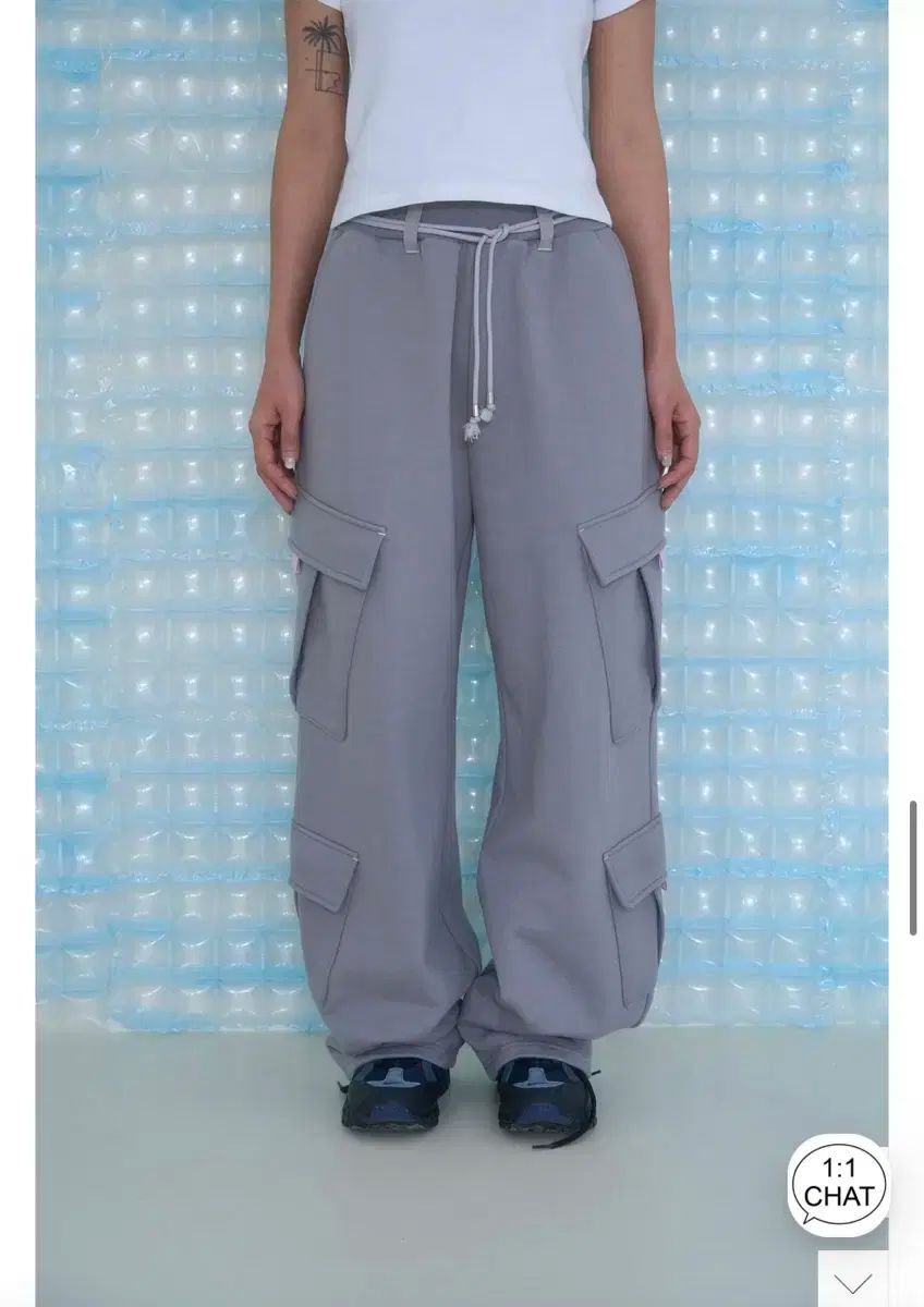 座ってSTRING CARGO SWEATPANTS GREY