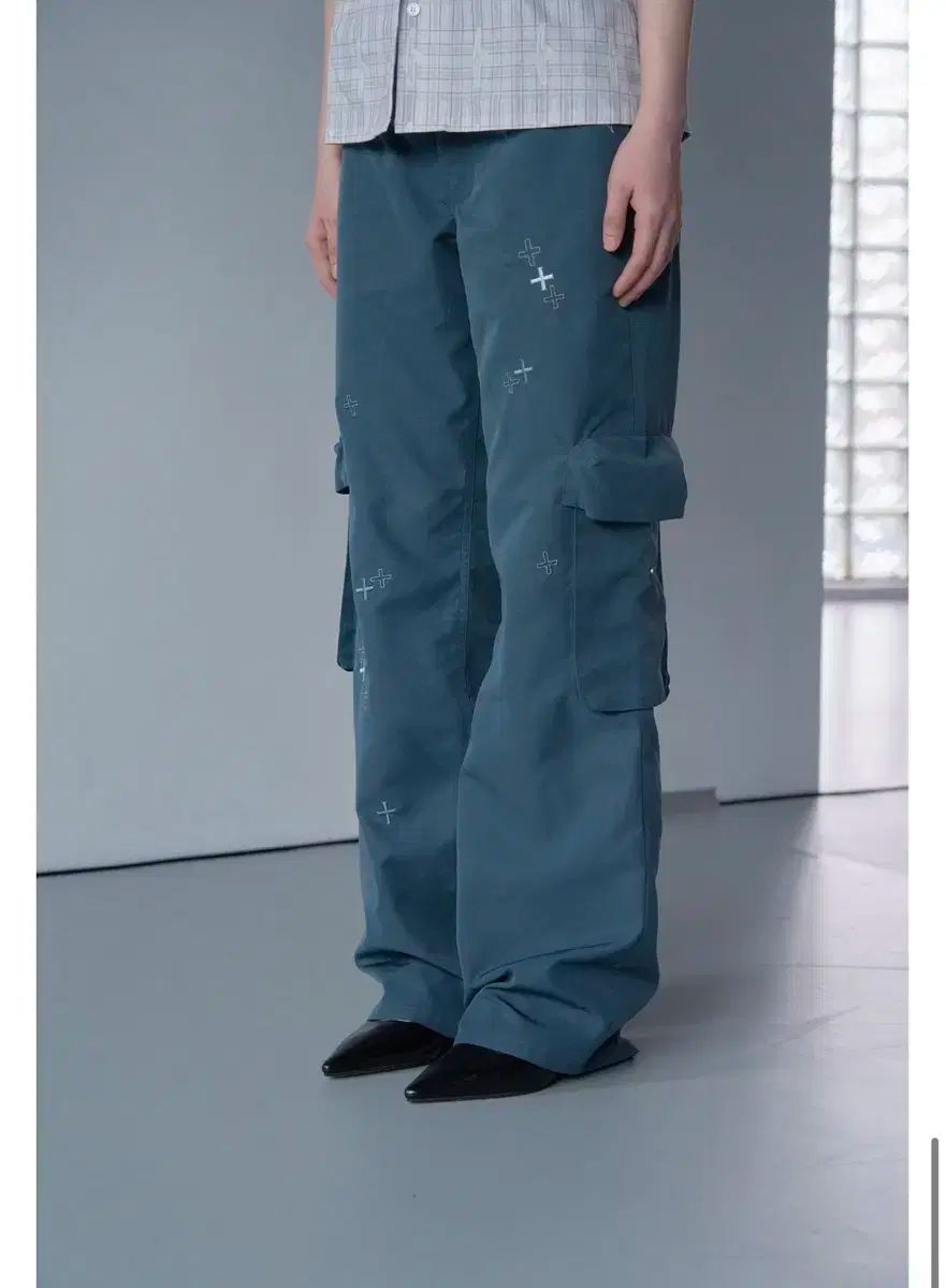 立って CROSS RAIN EMBROIDERY CARGO PANTS