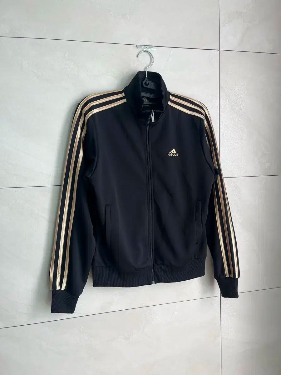 アディダス 黒金 必須アイテム ジャージ 90