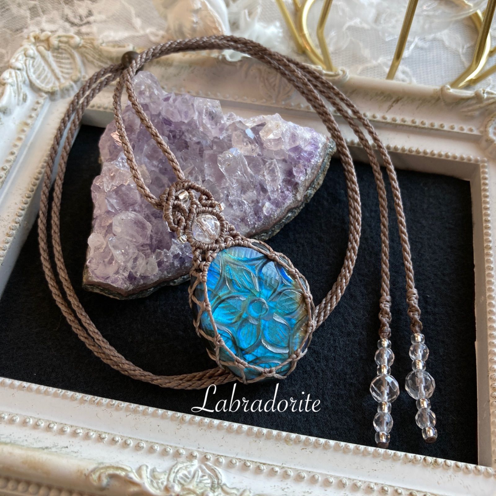 ラブラドライト（フラワーカービング） マクラメ編みネックレス ・金属