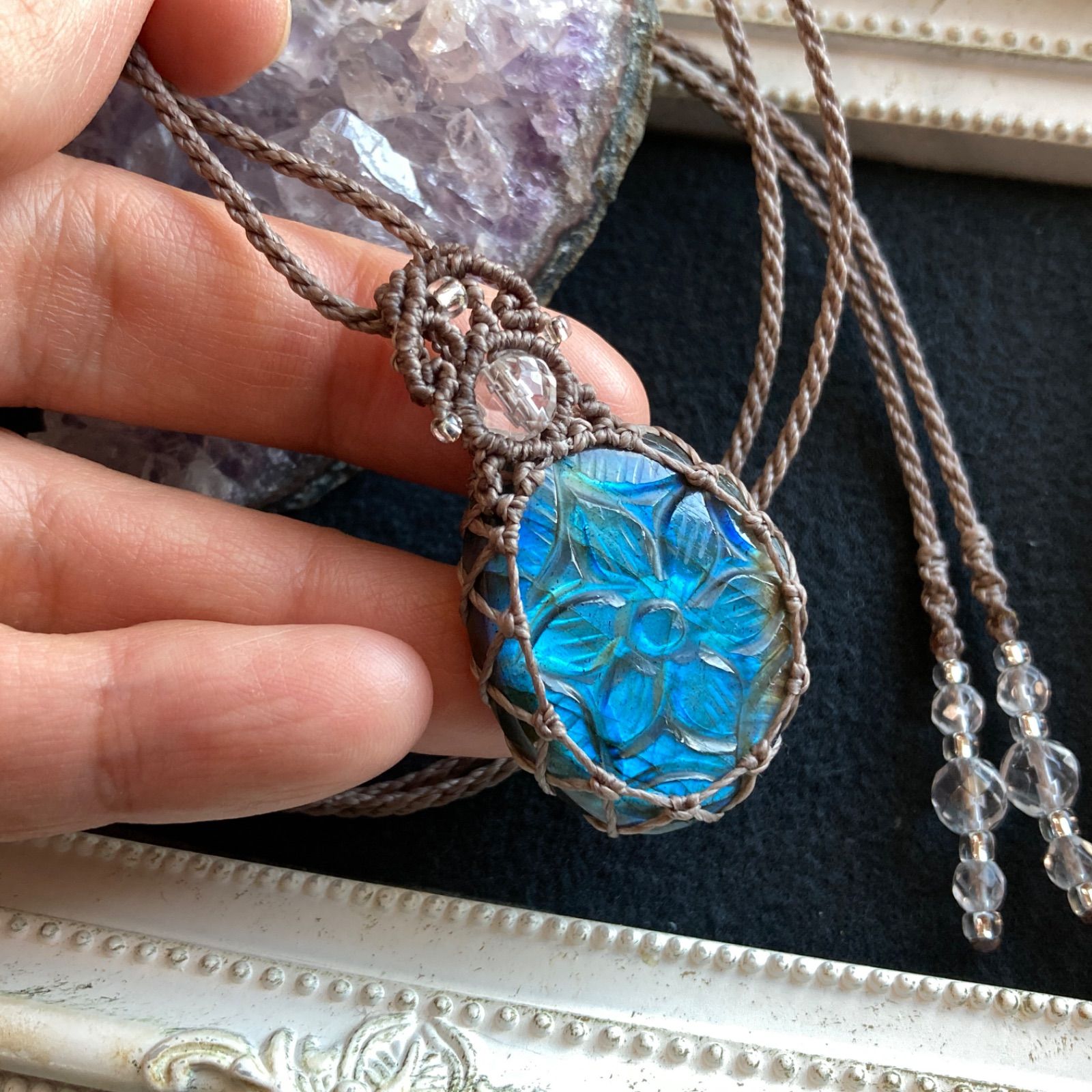 ラブラドライト（フラワーカービング） マクラメ編みネックレス ・金属