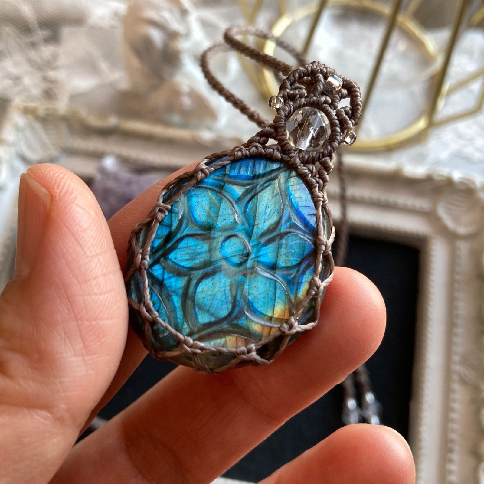 ラブラドライト（フラワーカービング） マクラメ編みネックレス ・金属