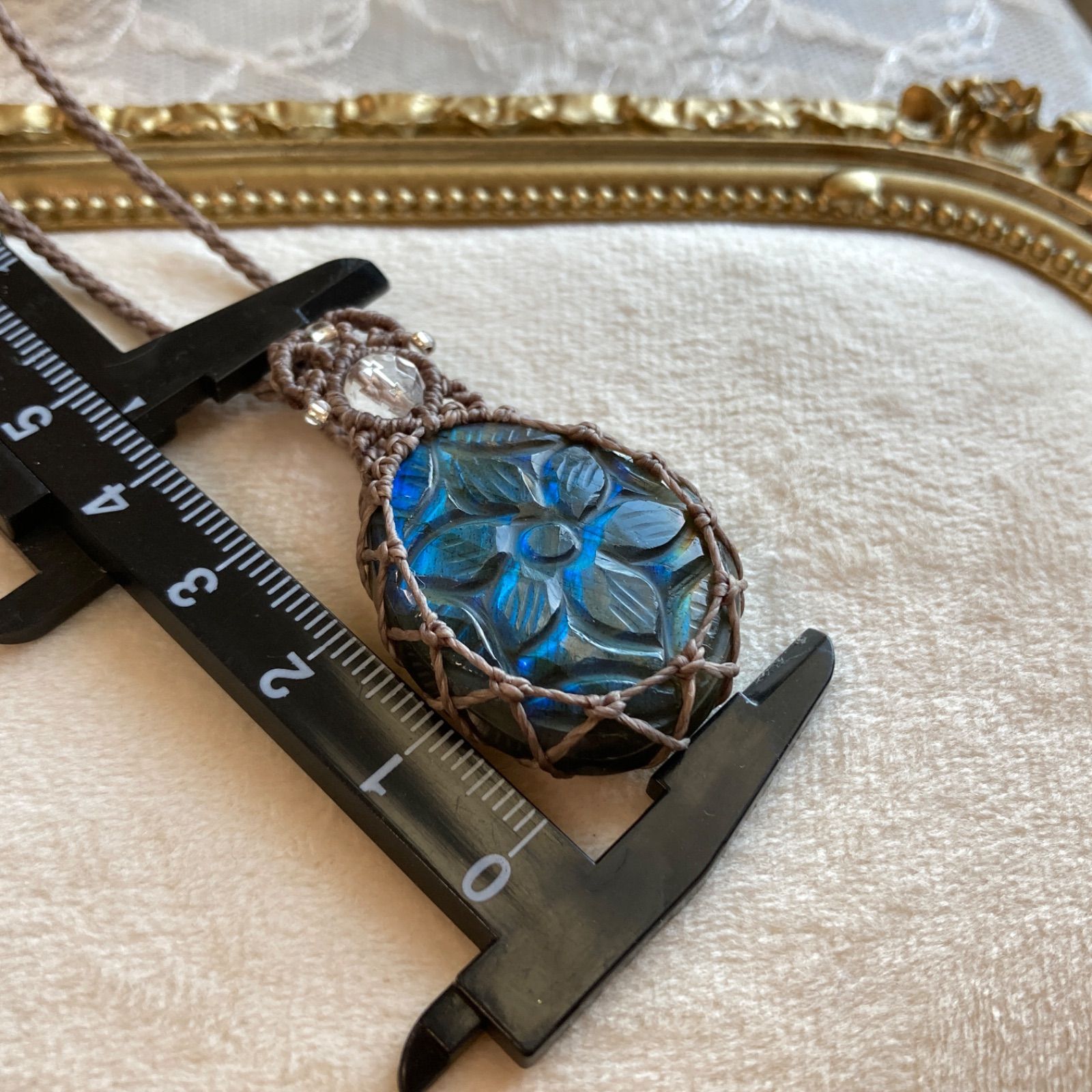 ラブラドライト（フラワーカービング） マクラメ編みネックレス ・金属