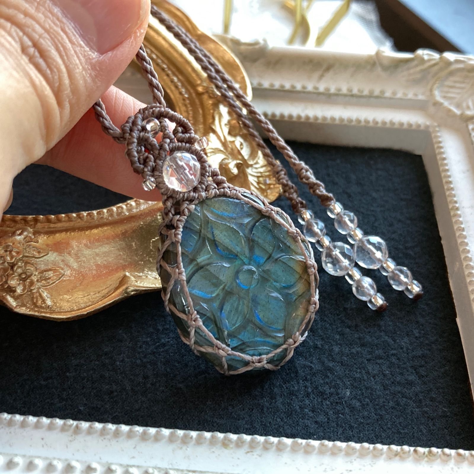 ラブラドライト（フラワーカービング） マクラメ編みネックレス ・金属