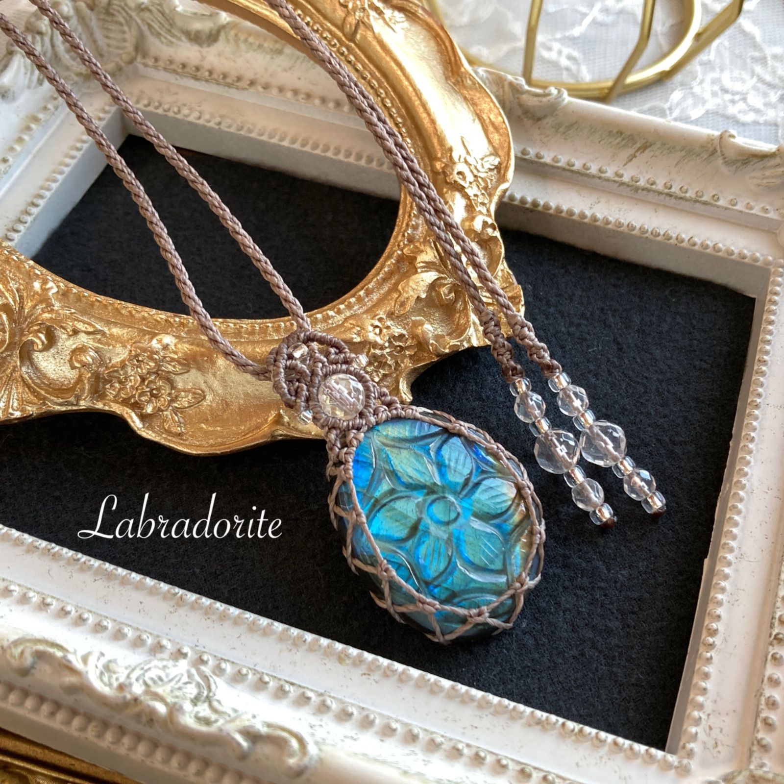 ラブラドライト（フラワーカービング） マクラメ編みネックレス ・金属