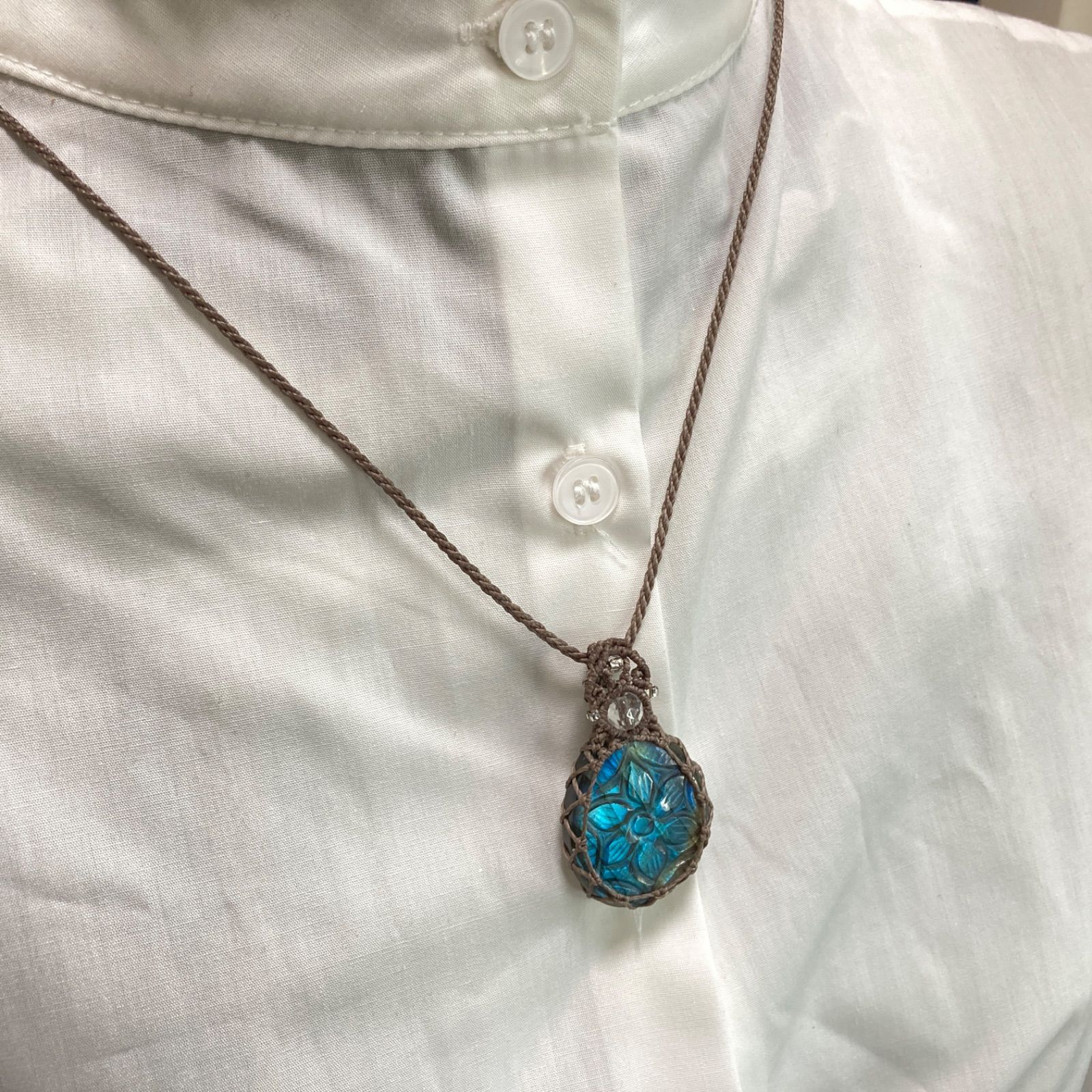 ラブラドライト（フラワーカービング） マクラメ編みネックレス ・金属