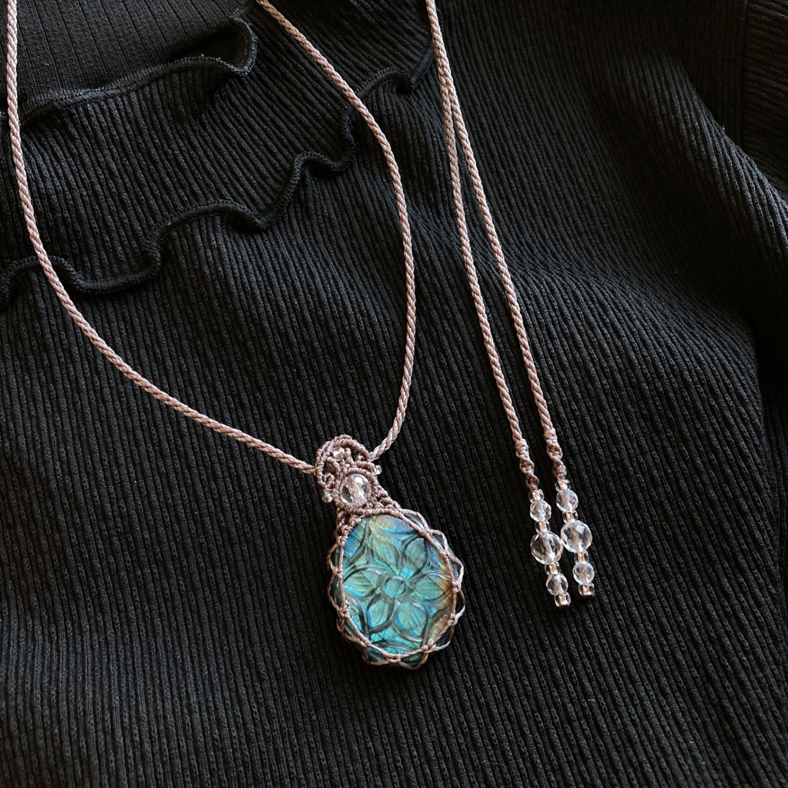 ラブラドライト（フラワーカービング） マクラメ編みネックレス ・金属