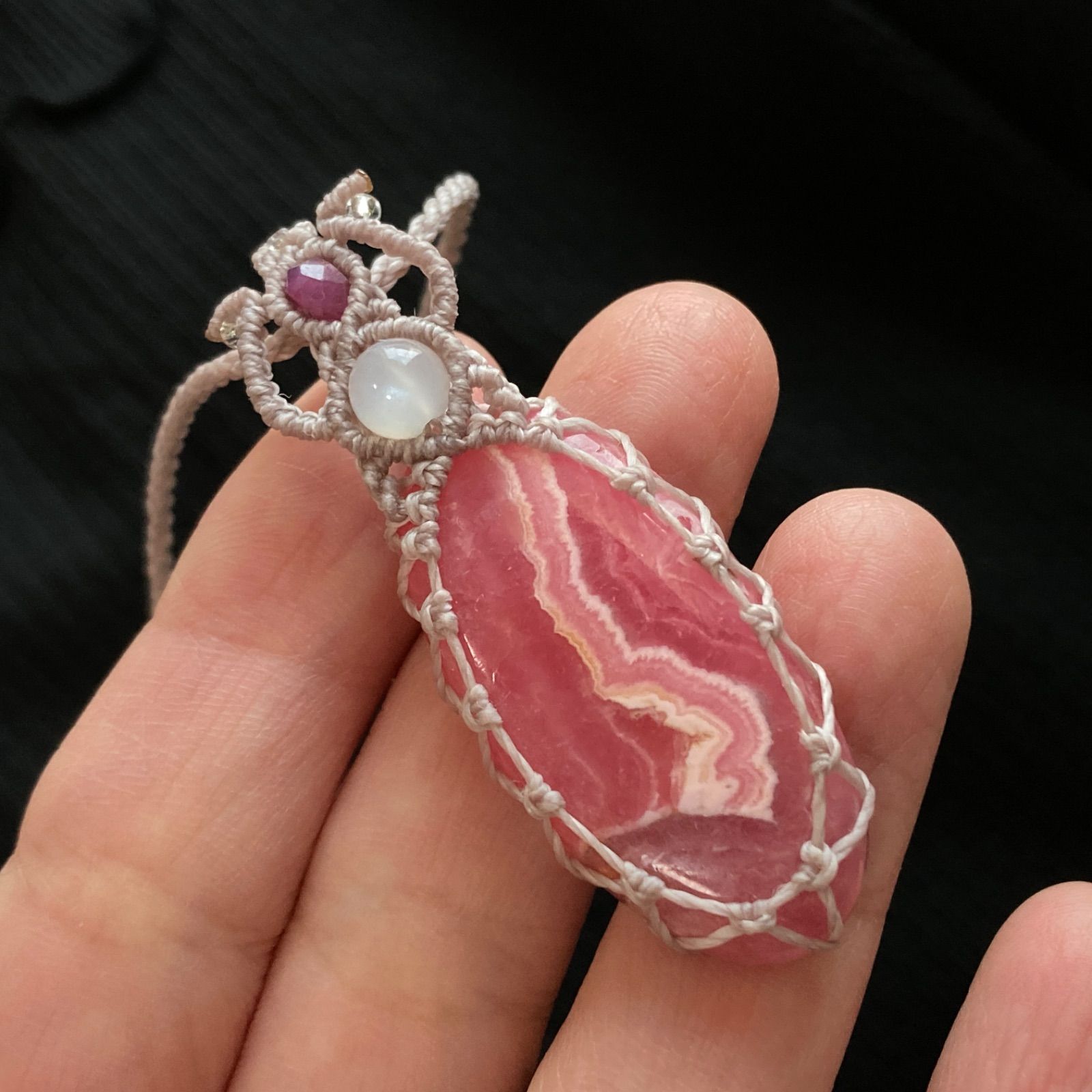 インカローズ（ロードクロサイト） マクラメ編みネックレス ・金属