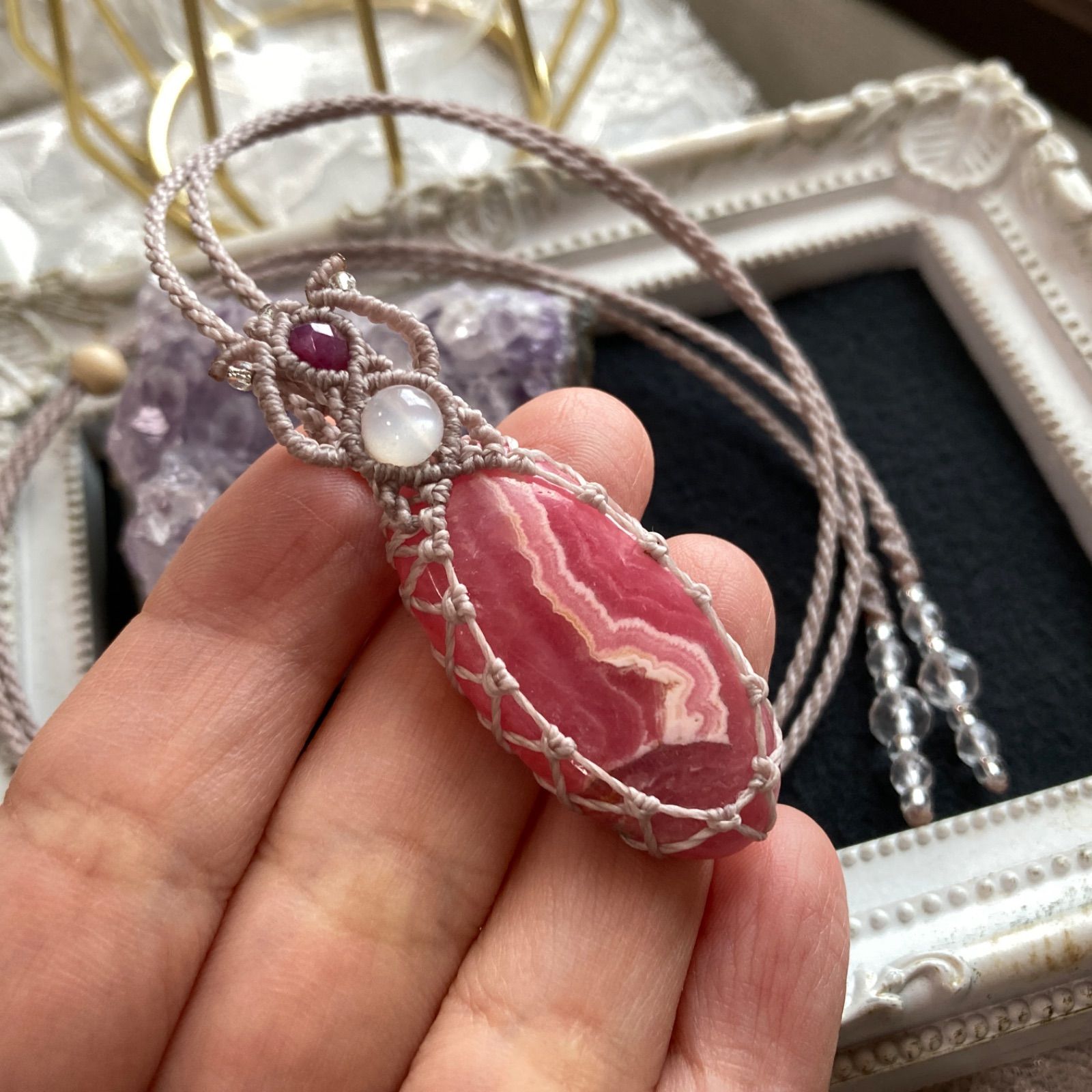 インカローズ（ロードクロサイト） マクラメ編みネックレス ・金属