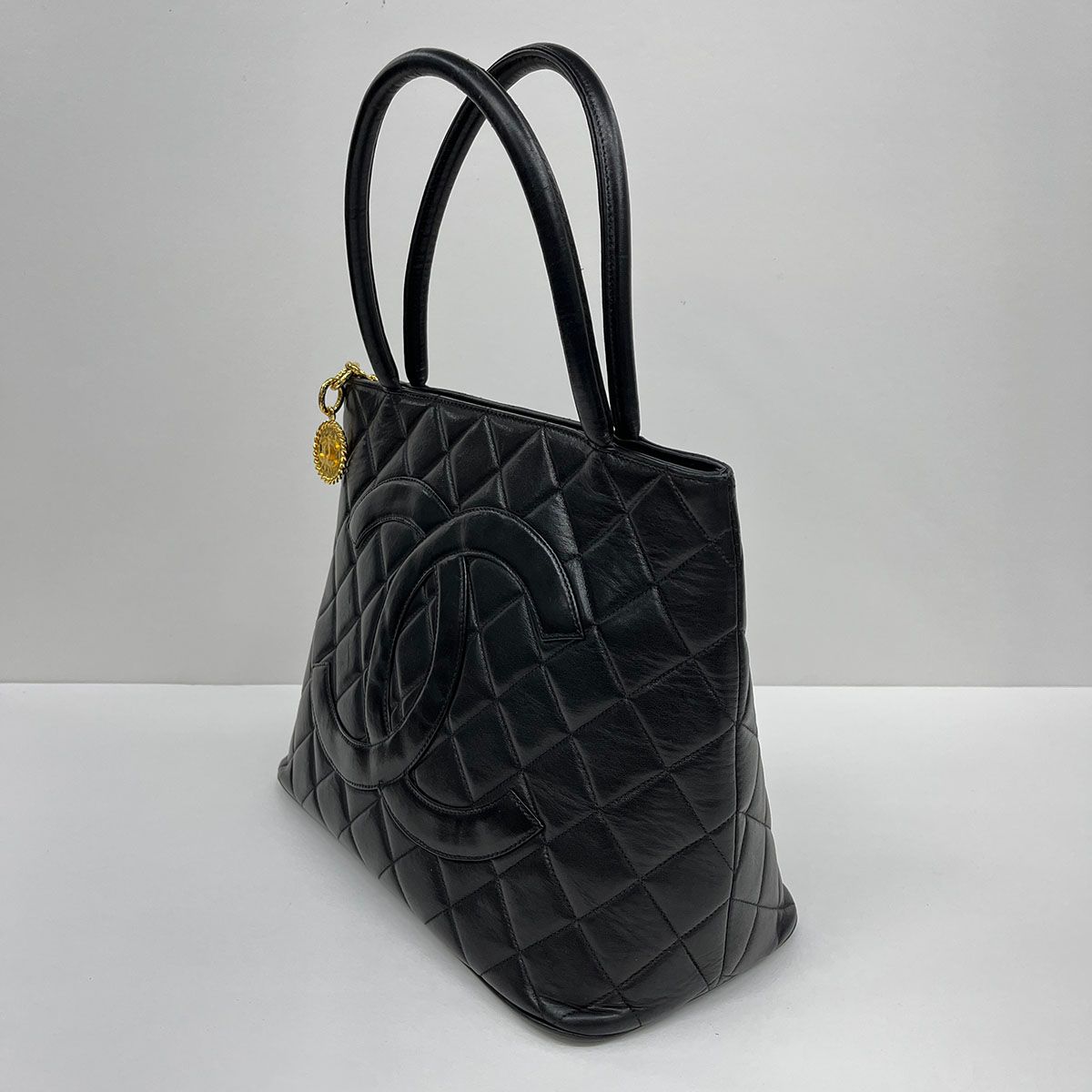 シャネル 復刻トート　ハンドバッグ　トートバッグ ブラック ラムスキン レザー CHANEL シャネル 復刻 トート バッグ レディース ラムスキン ブラック