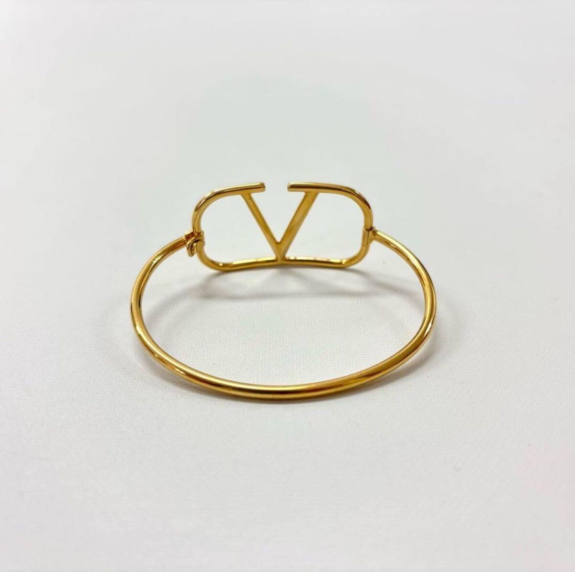 ヴァレンティノ バングル ブレスレット Vロゴ シグネチャー ゴールド 楽天市場】ヴァレンティノ ブレスレット バングル Vロゴ シグネチャー