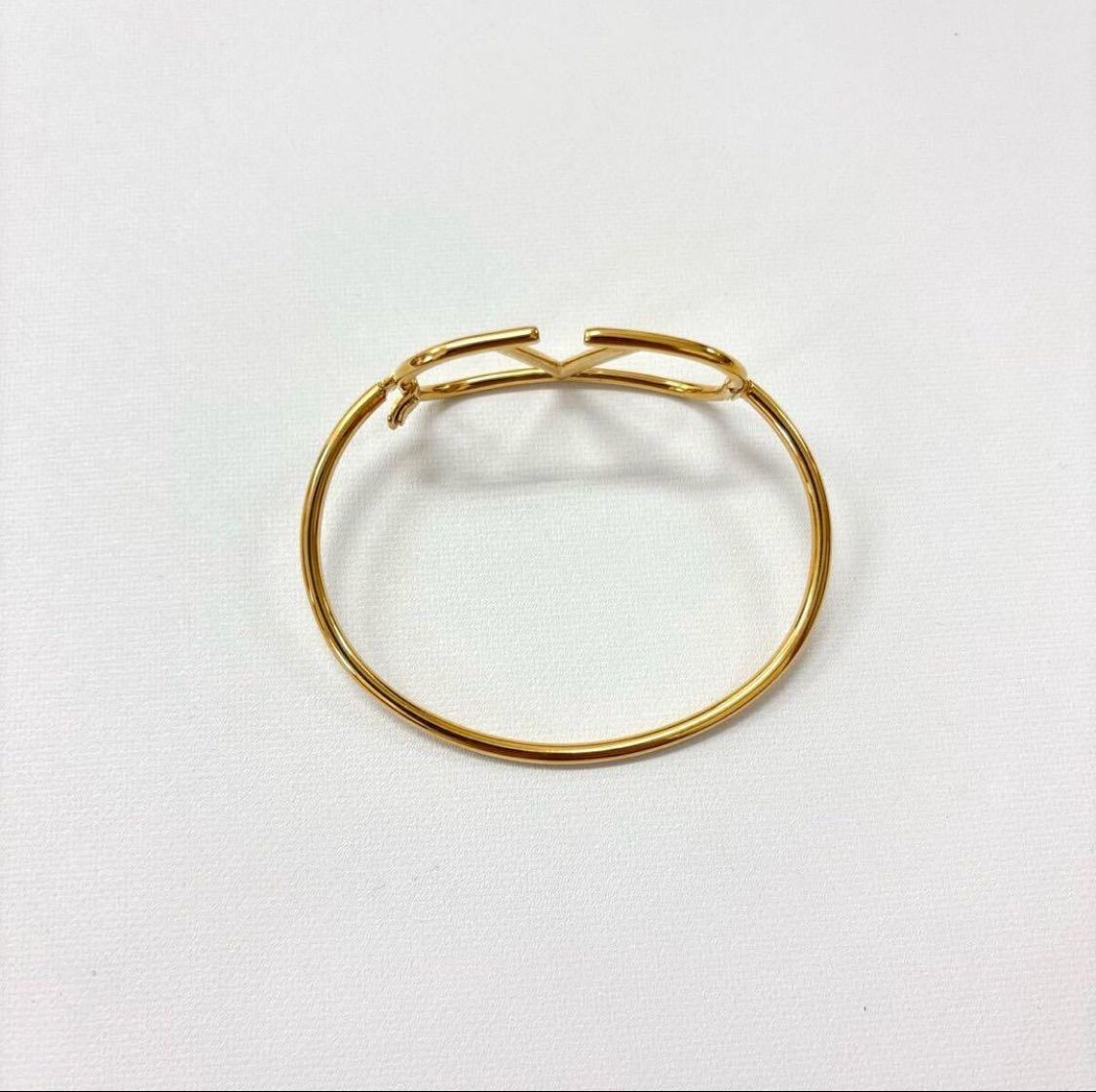 ヴァレンティノ バングル ブレスレット Vロゴ シグネチャー ゴールド 楽天市場】ヴァレンティノ ブレスレット バングル Vロゴ シグネチャー